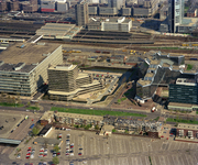 805455 Luchtfoto van de Luitenant Generaal Knoopkazerne (Mineurslaan 500) te Utrecht met in het midden de Croeselaan en ...